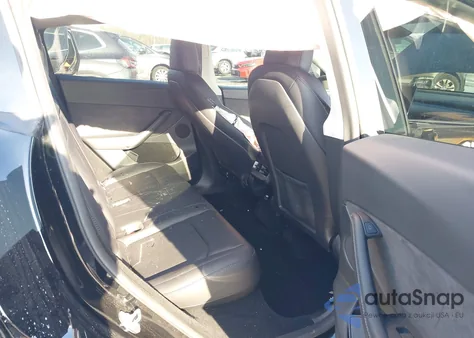 2024 Tesla Model Y Long Range Dual Motor All-Wheel Drive z USA, uszkodzony, nr VIN 7SAYGDEE4RF158854